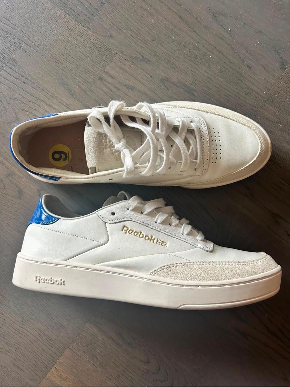 Size 9 ladies Reebok Cream white Leather Low-Top Sneakers
